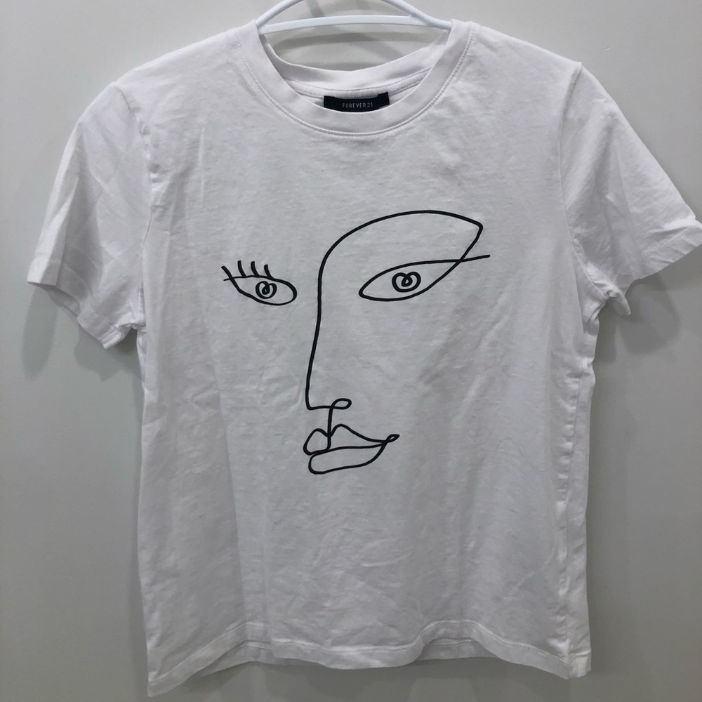 White tee shirt w abstract face